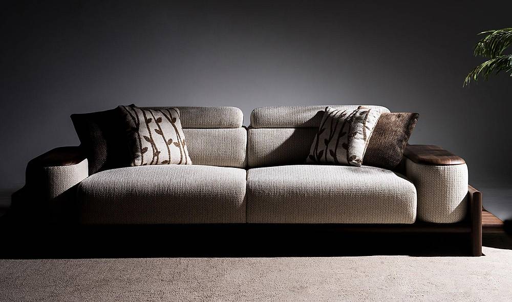 Alya Driezitsbank met houten armleuning – premium kwaliteit, bruin