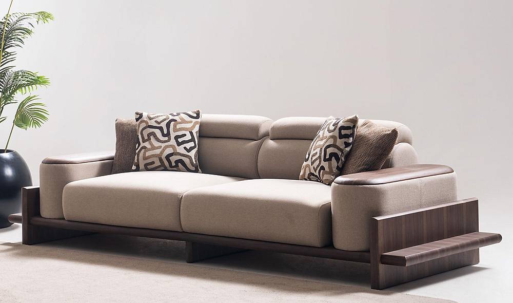 Alya Driezitsbank met houten armleuning – premium kwaliteit, bruin