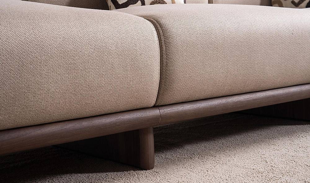 Alya Driezitsbank met houten armleuning – premium kwaliteit, bruin