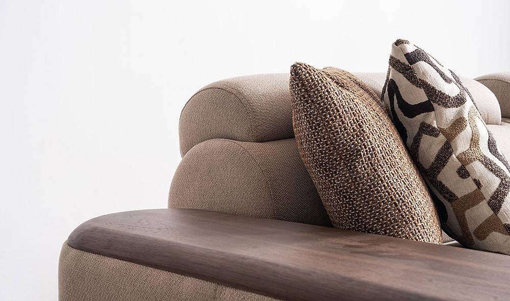 Alya Driezitsbank met houten armleuning – premium kwaliteit, bruin