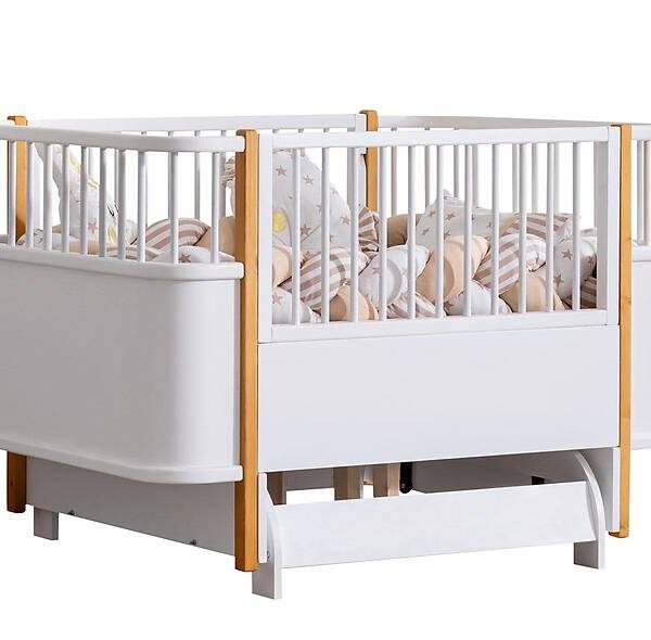 Luxe handgemaakte eiken wieg met geborduurde afwerking