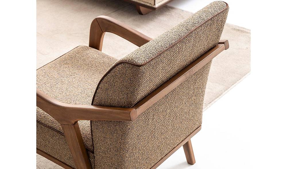 Marie Berjer: Luxe fauteuil met houten armleuningen, bruin