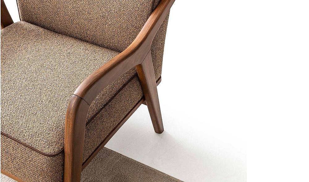 Marie Berjer: Luxe fauteuil met houten armleuningen, bruin