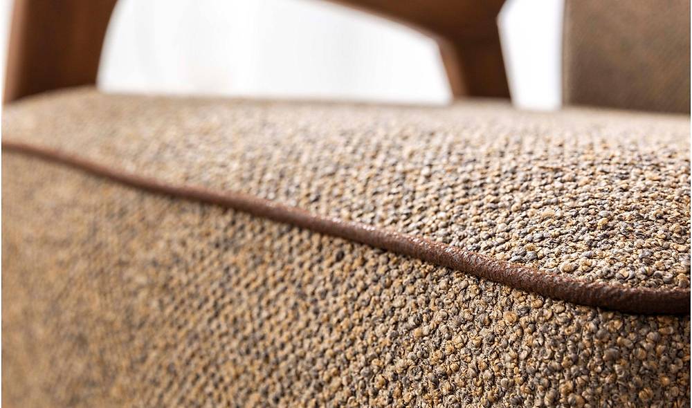 Marie Berjer: Luxe fauteuil met houten armleuningen, bruin